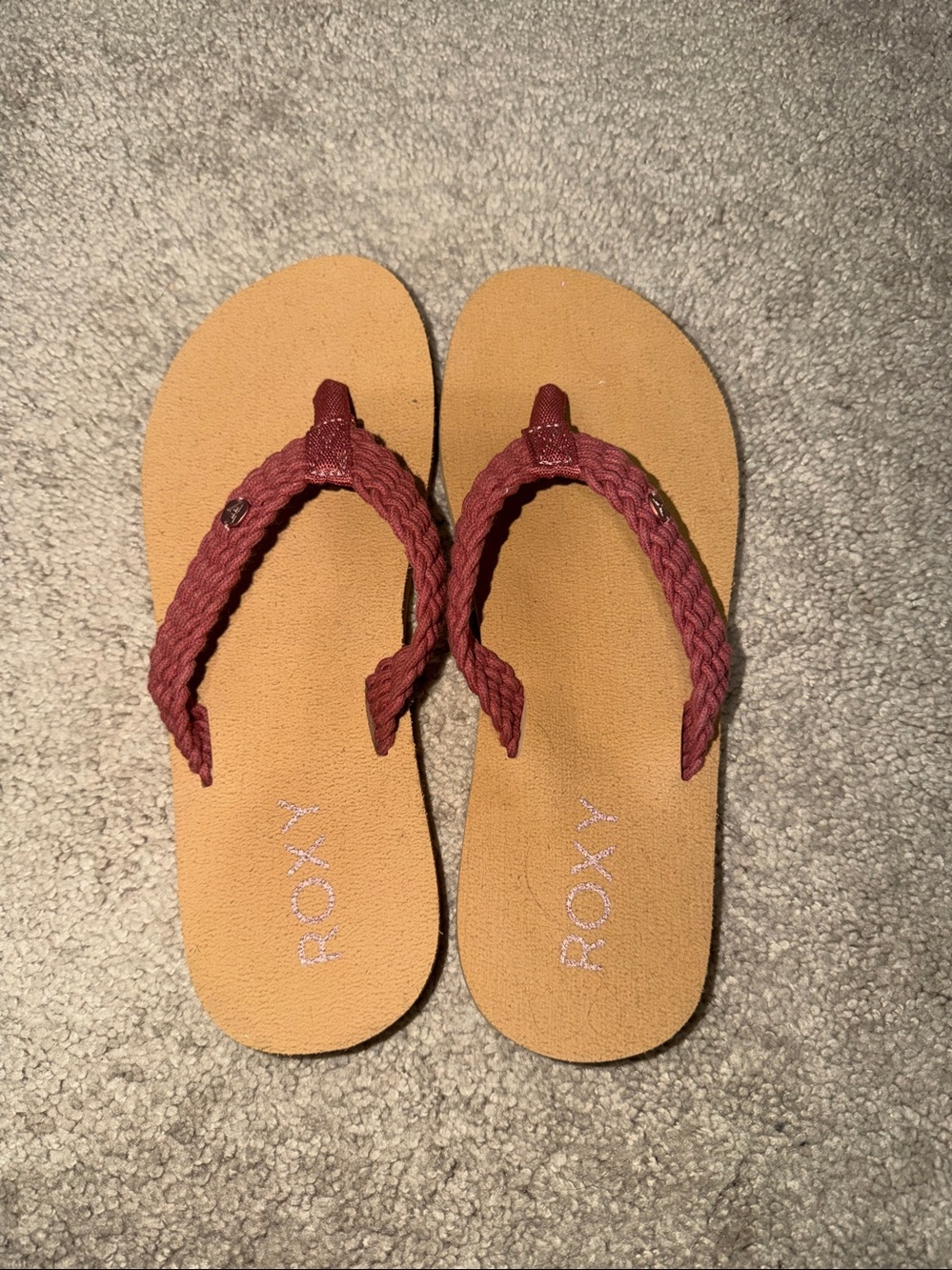 NWOT Roxy Tan Footbed Flip Flops with braided dark rose color Straps